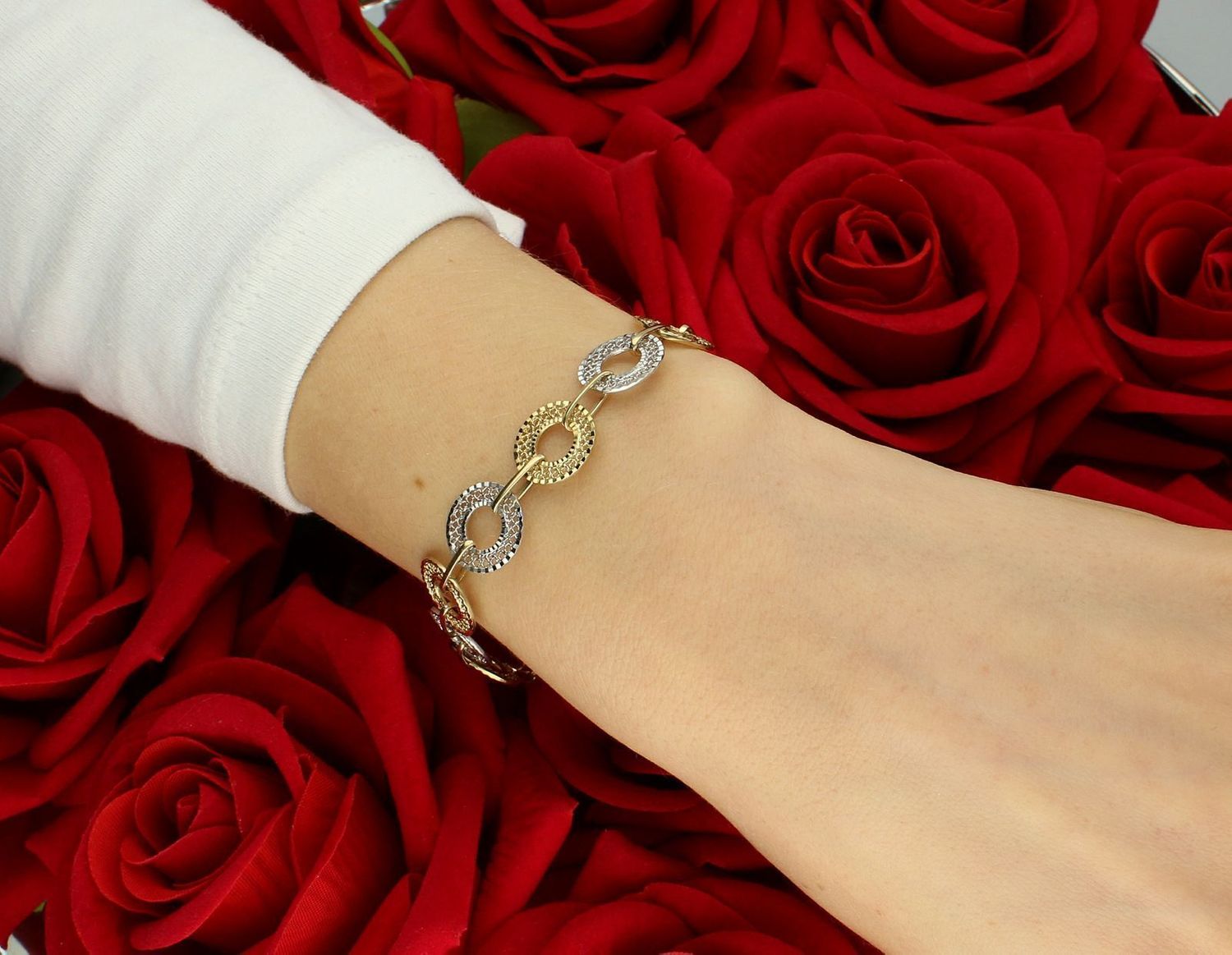 Złota bransoletka damska 333 z ażurowych kółek z białego i żółtego złota. Wykonana z 8-karatowego złota, bransoletka składa się z naprzemiennych kółek w dwóch odcieniach złota – 1.jpg