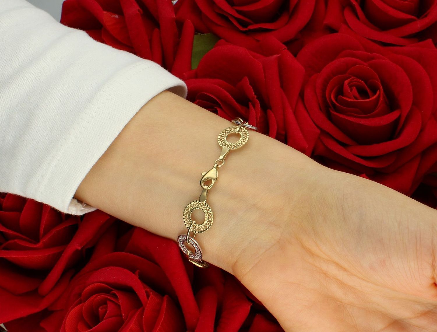 Złota bransoletka damska 333 z ażurowych kółek z białego i żółtego złota. Wykonana z 8-karatowego złota, bransoletka składa się z naprzemiennych kółek w dwóch odcieniach złota – 1.jpg