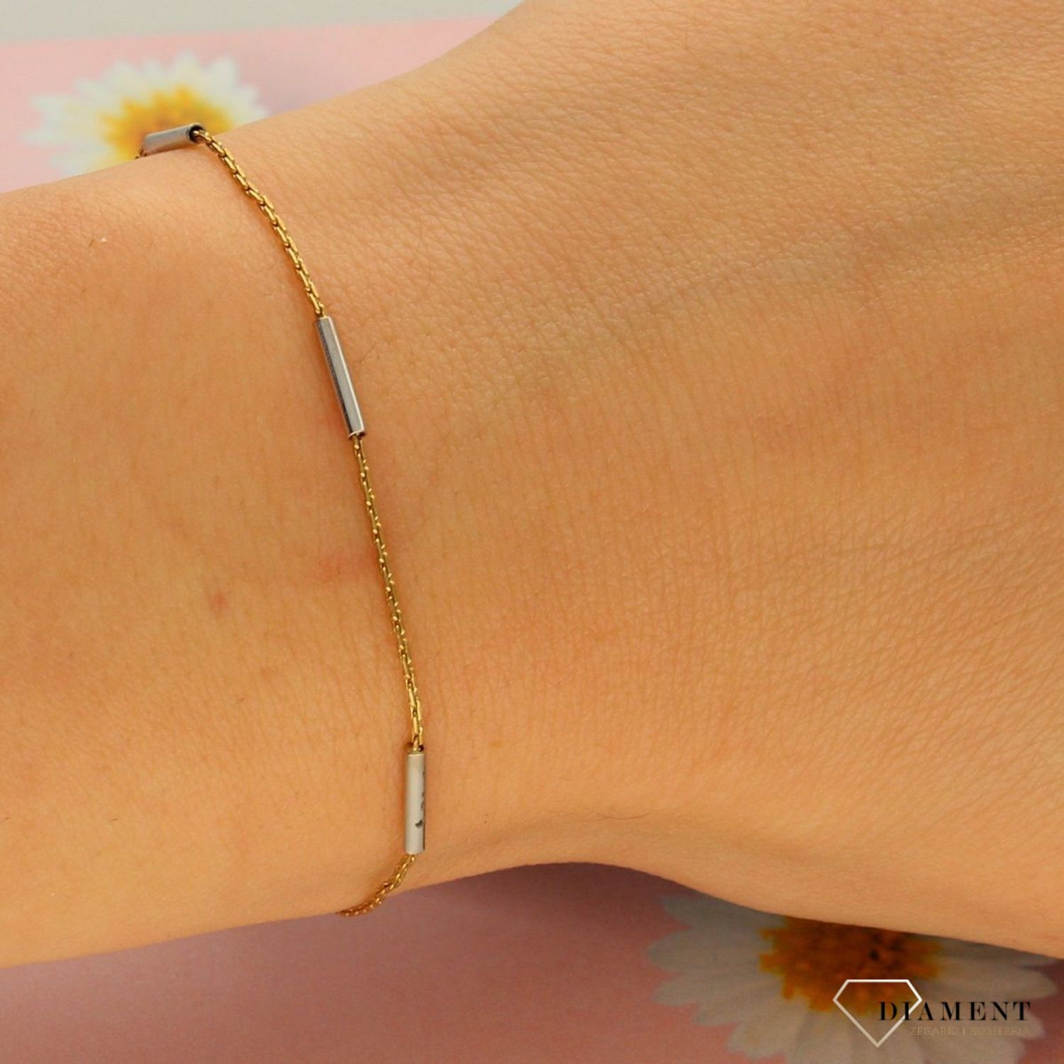 Złota bransoletka 585 'delikatny łańcuszek z białymi patyczkami' (1).jpg