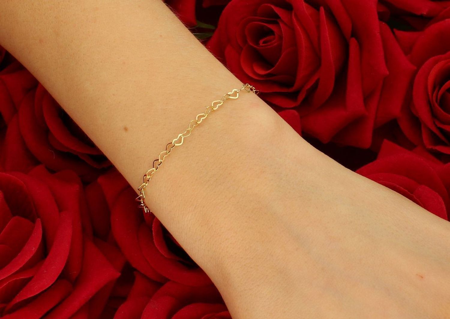 Złota bransoletka damska 585 łączone serduszka BRA-000000-765-585 Bransoletka damska złota 585 o splocie łączonych serc to wyjątkowa biżuteria, która łączy w sobie 1.jpg