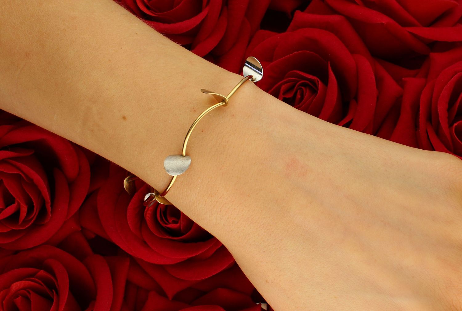 Bransoletka złota zdobiona blaszkami satynowymi pr 585, BRA-000000-766-585. Ponadczasowa, klasyczna biżuteria, w której harmonijne wzory wspaniale łączą się z blaskiem żółtego złota. 1.jpg