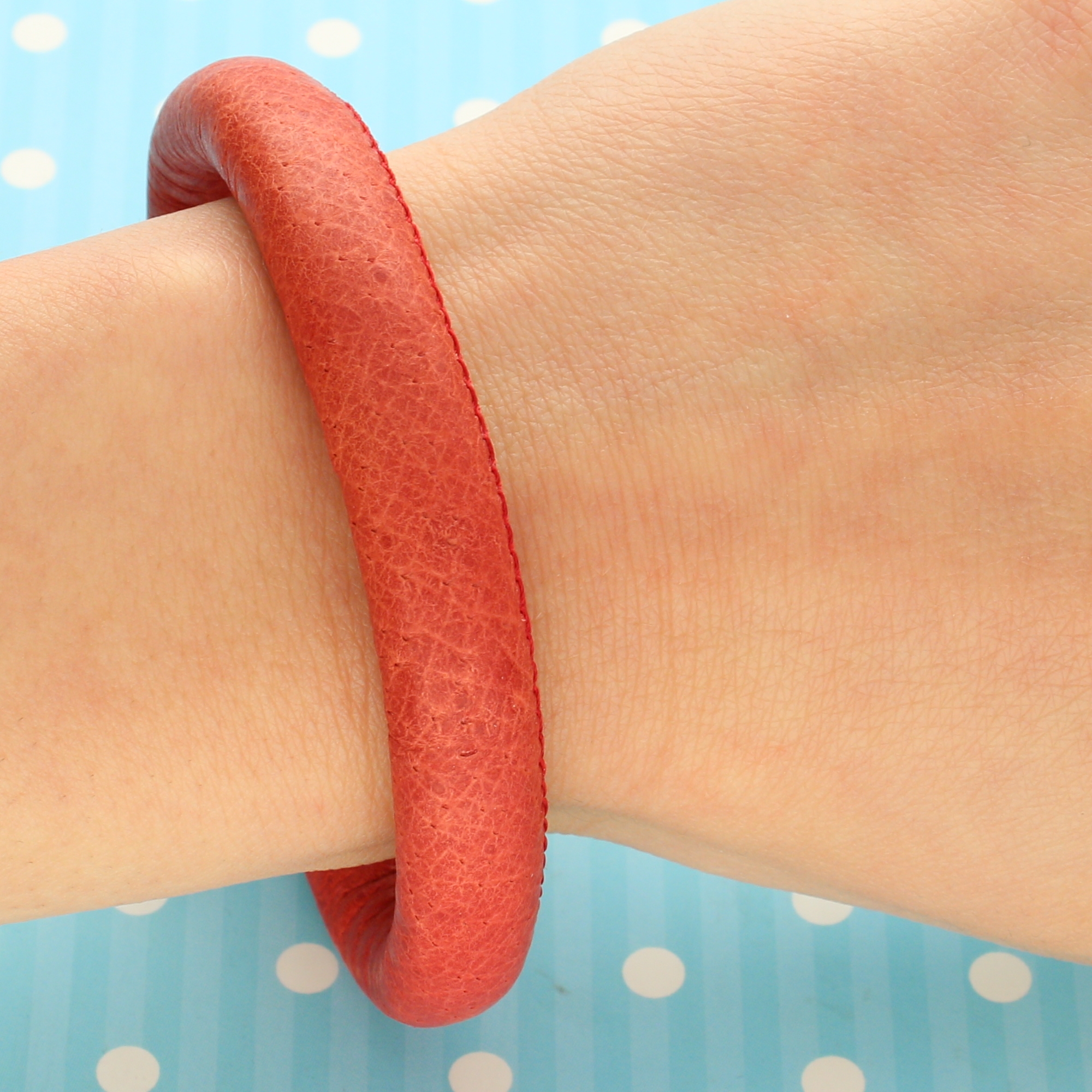 Bransolerka z czerwonej skóry z zapięciem na magnes BRA-SKRed06 (1).jpg