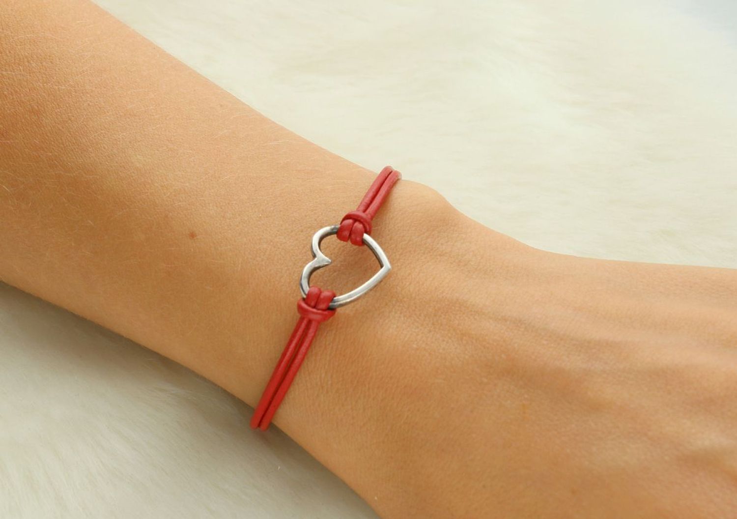 Bransoletka damska na czerwonym rzemyku z serduszkiem z tworzywa sztucznego. Regulowana długość 17 cm + 2 cm. Lekka i modna ozdoba na co dzień.1.jpg