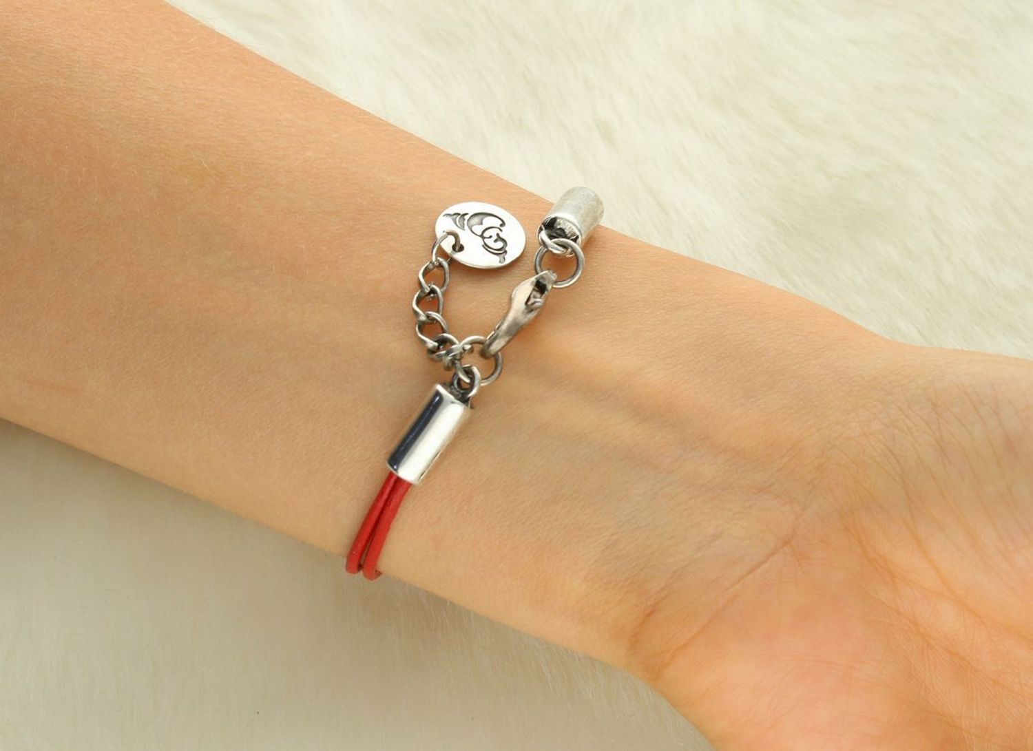 Bransoletka damska na czerwonym rzemyku z serduszkiem z tworzywa sztucznego. Regulowana długość 17 cm + 2 cm. Lekka i modna ozdoba na co dzień.1.jpg