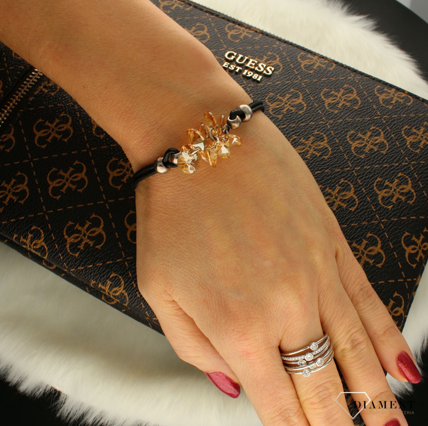 Damska bransoletka na rzemyku z połyskującymi kryształkami BRAILOVE50490320.Damska bransoletka na czarnym, podwójnym rzemyku z połyskującymi kryształkami stanowi idealny dodatek do codziennych jak i wieczorowych stylizacji (.jpg