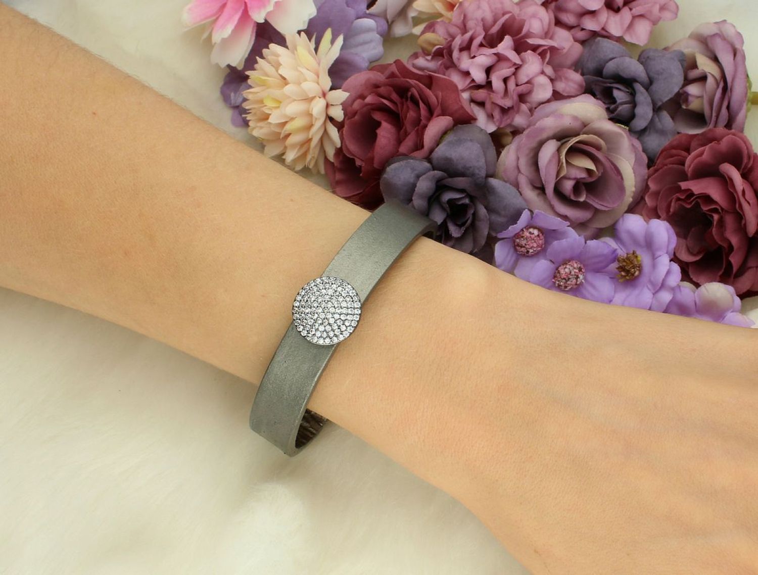 Bransoletka damska By Dziubeka na szarym skórzanym pasku z zawieszką i cyrkonią. Długość 18 cm, szerokość 1,2 cm, zapięcie na magnes.1.jpg