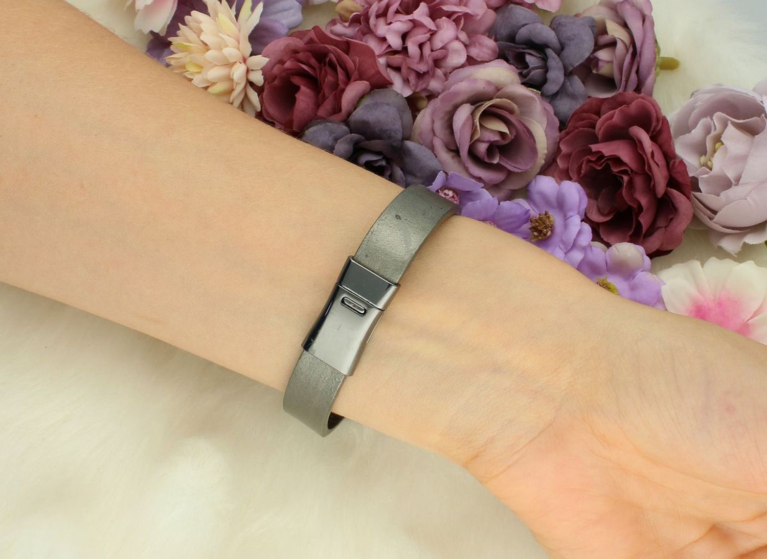 Bransoletka damska By Dziubeka na szarym skórzanym pasku z zawieszką i cyrkonią. Długość 18 cm, szerokość 1,2 cm, zapięcie na magnes.1.jpg