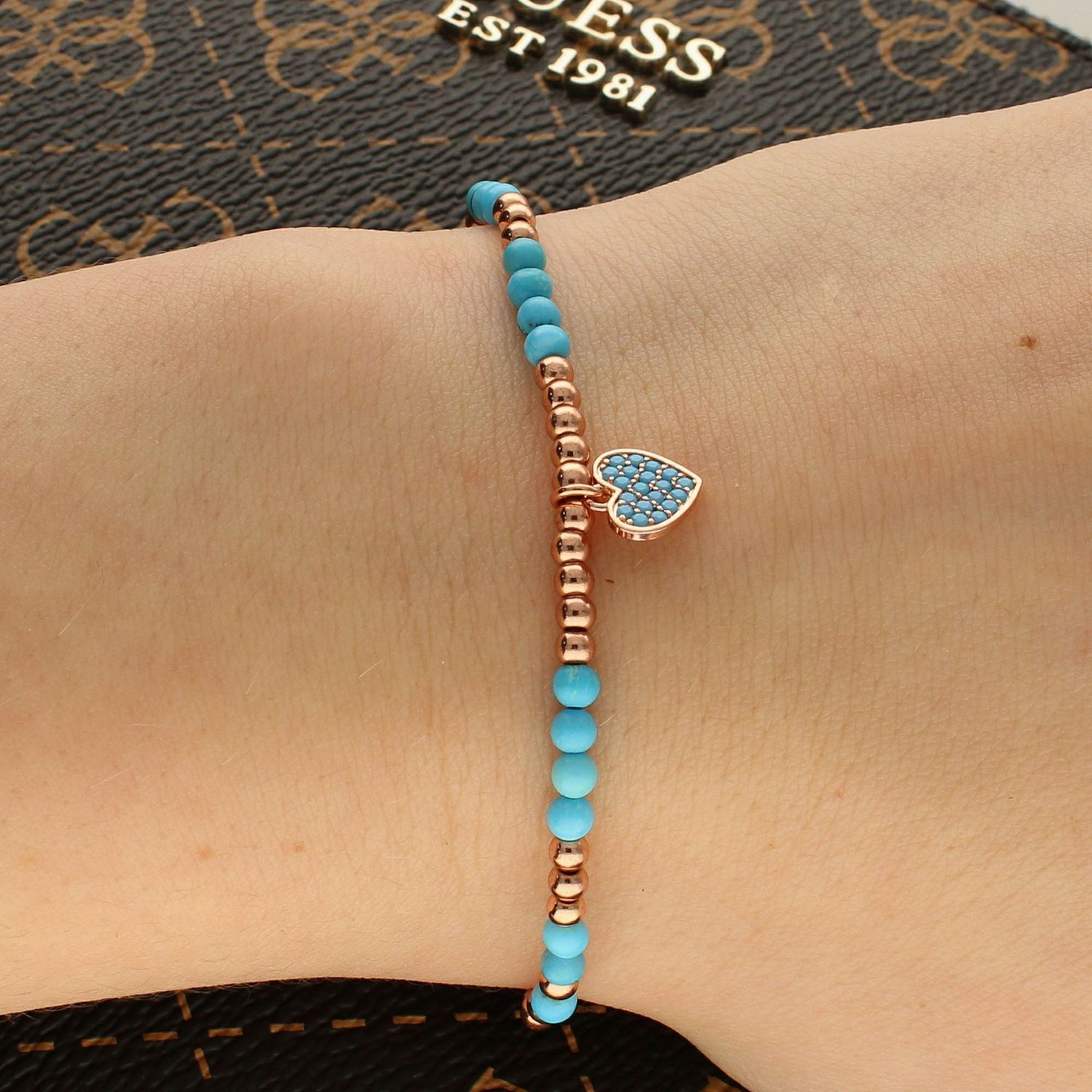 Bransoletka damska koraliki różowe złoto z serduszkiem BRASICI018902600. Bransoletka damska z małych koralików w odcieniu różowego złota i niebieskiego. Bransoletka z serduszkiem. 1.jpg