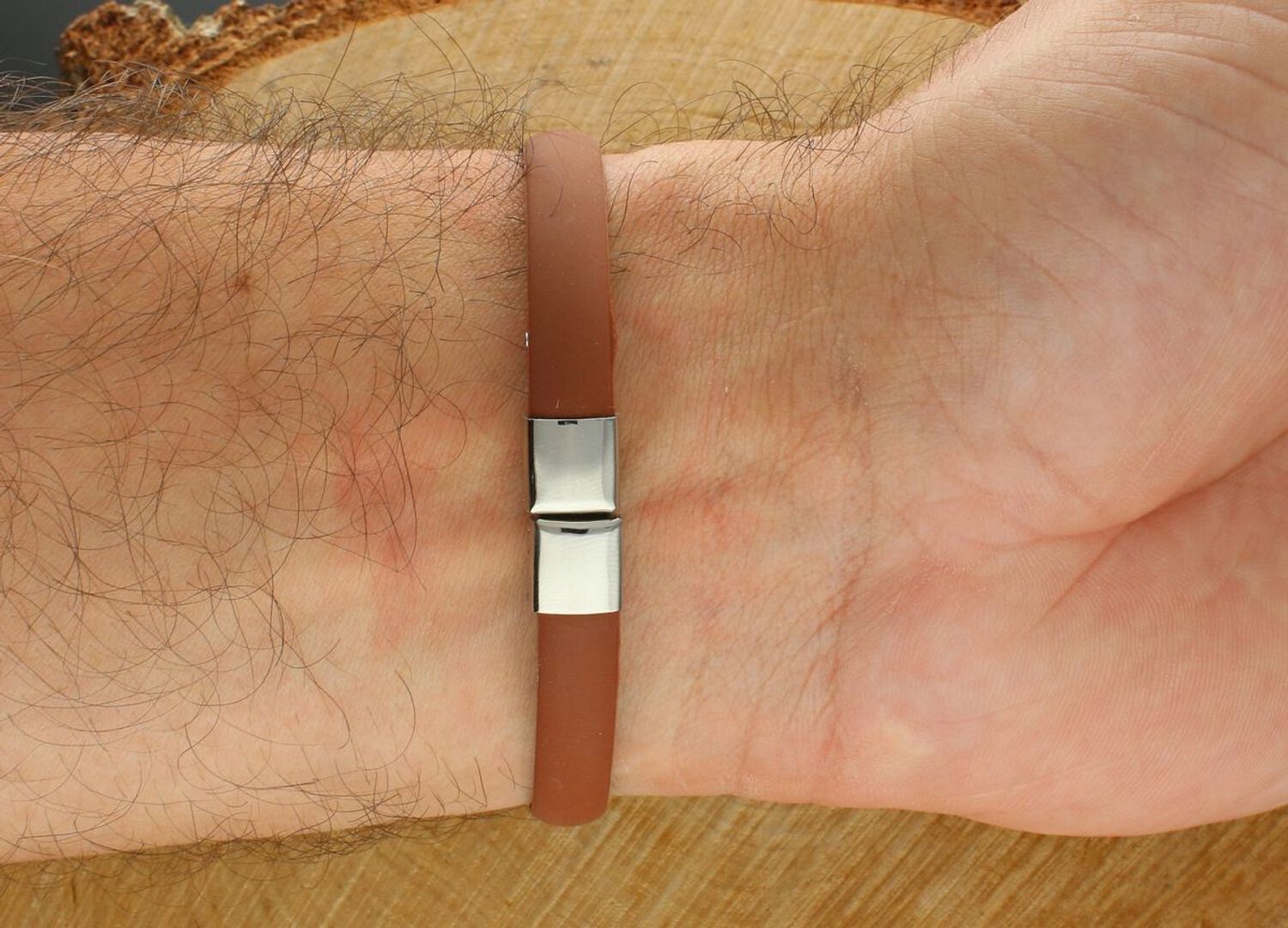 Bransoletka męska z kauczuku i stali w kolorze brązowym. Stylowa biżuteria z motylkowym zapięciem i możliwością graweru z dwóch stron. Idealna na nadgarstek 18 cm – świetny pomysł na prezent.1.jpg