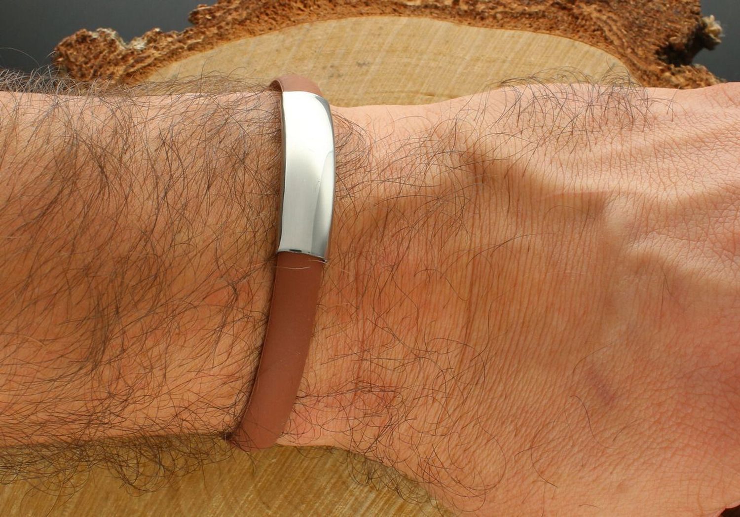 Bransoletka męska z kauczuku i stali w kolorze brązowym. Stylowa biżuteria z motylkowym zapięciem i możliwością graweru z dwóch stron. Idealna na nadgarstek 18 cm – świetny pomysł na prezent.1.jpg