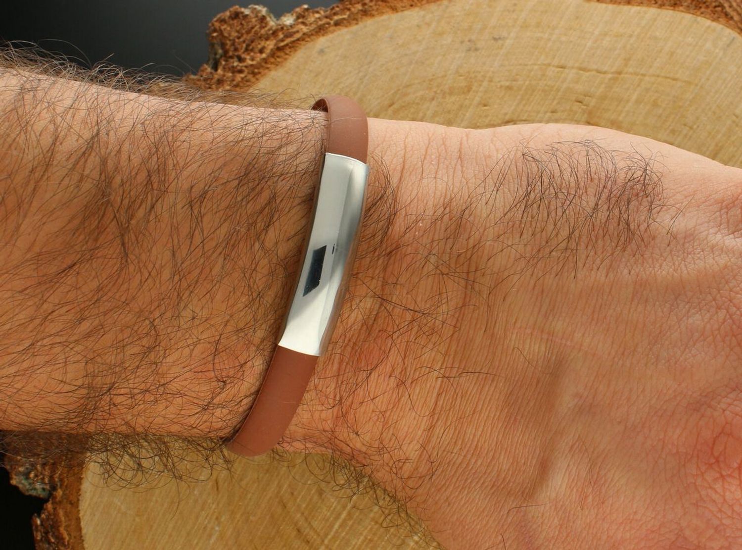 Bransoletka męska z kauczuku i stali w kolorze brązowym. Stylowa biżuteria z motylkowym zapięciem i możliwością graweru z dwóch stron. Idealna na nadgarstek 18 cm – świetny pomysł na prezent.1.jpg