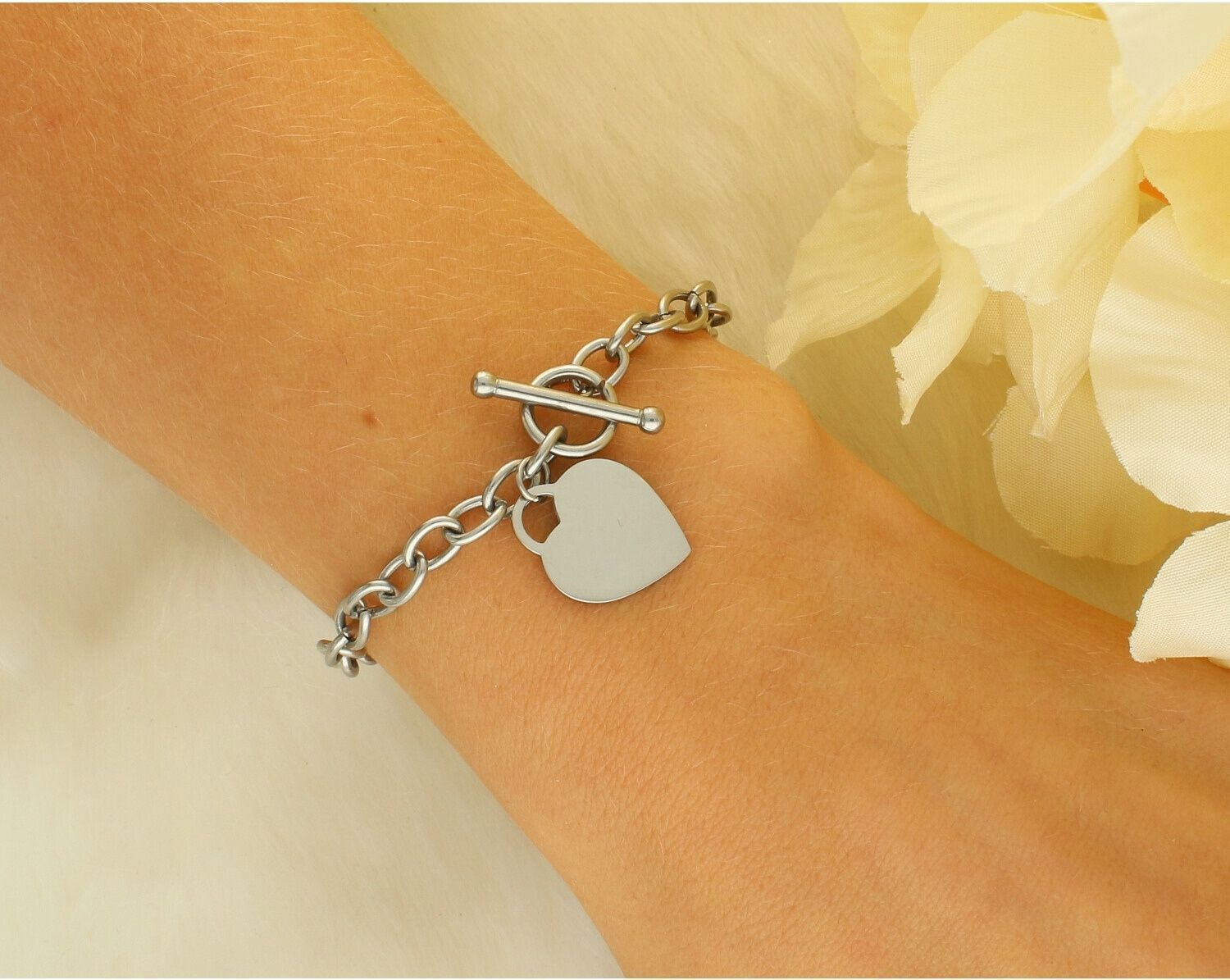 Bransoletka damska stalowa BRS21 zdobiona owalnymi oczkami z wiszącym serduszkiem 1,5 cm. Długość 18 cm, zapięcie przekładane. Modna, trwała i elegancka – idealna na prezent i do codziennego noszenia.1.jpg