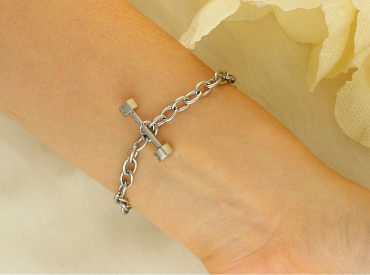 Bransoletka damska stalowa BRS21 zdobiona owalnymi oczkami z wiszącym serduszkiem 1,5 cm. Długość 18 cm, zapięcie przekładane. Modna, trwała i elegancka – idealna na prezent i do codziennego noszenia.1.jpg