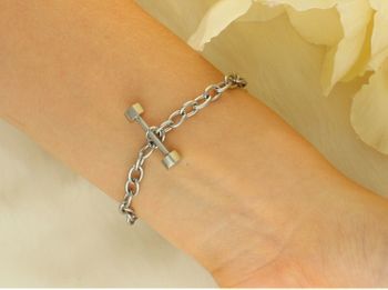 Bransoletka damska stalowa BRS21 zdobiona owalnymi oczkami z wiszącym serduszkiem 1,5 cm. Długość 18 cm, zapięcie przekładane. Modna, trwała i elegancka – idealna na prezent i do codziennego noszenia.3.jpg