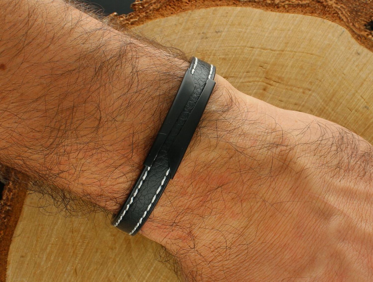 Bransoletka męska skórzana BRS37 – elegancka biżuteria z brązowej skóry z białym obszyciem i stalową ozdobą. Stylowy dodatek o długości 20,5 cm, idealny na prezent dla mężczyzny.1.jpg