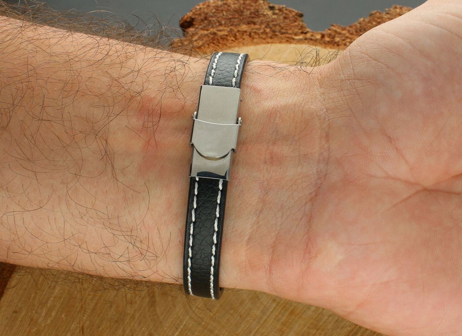 Bransoletka męska skórzana BRS37 – elegancka biżuteria z brązowej skóry z białym obszyciem i stalową ozdobą. Stylowy dodatek o długości 20,5 cm, idealny na prezent dla mężczyzny.1.jpg