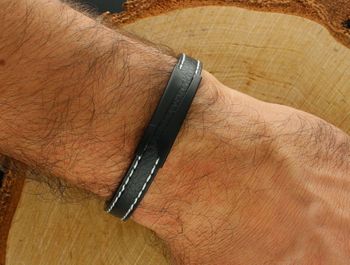 Bransoletka męska skórzana BRS37 – elegancka biżuteria z brązowej skóry z białym obszyciem i stalową ozdobą. Stylowy dodatek o długości 20,5 cm, idealny na prezent dla mężczyzny.2.jpg