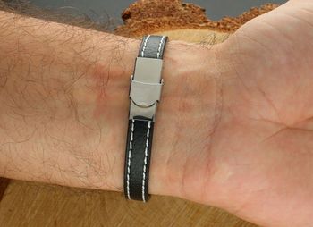 Bransoletka męska skórzana BRS37 – elegancka biżuteria z brązowej skóry z białym obszyciem i stalową ozdobą. Stylowy dodatek o długości 20,5 cm, idealny na prezent dla mężczyzny.3.jpg