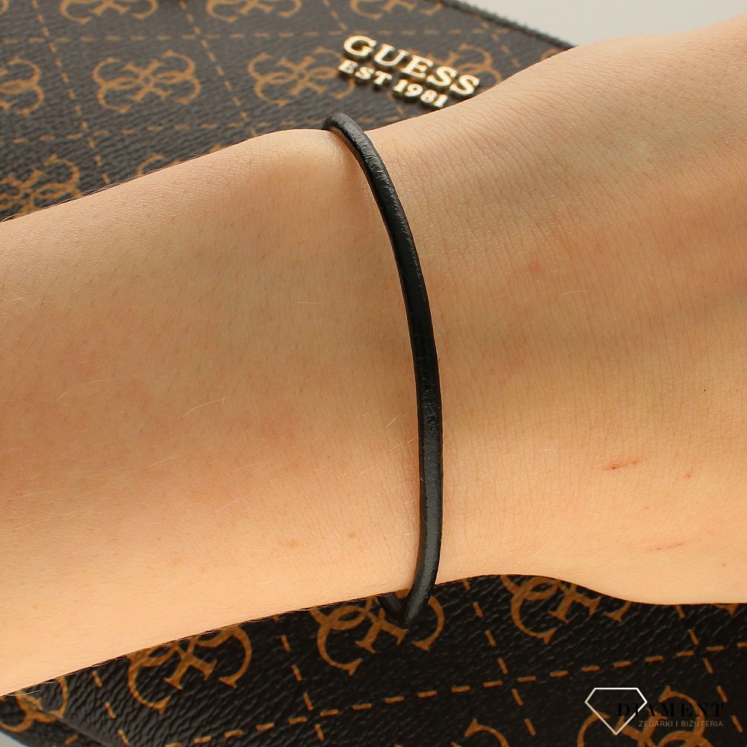 Bransoletka srebrna na czarnym rzemyku BS-269. Bransoletka na rzemyku. Niezwykle subtelna ozdoba, która świetnie współgra z codziennymi stylizacjami. Czarny rzemyk ozdobi nadgarstek każdej kobiety (2).jpg