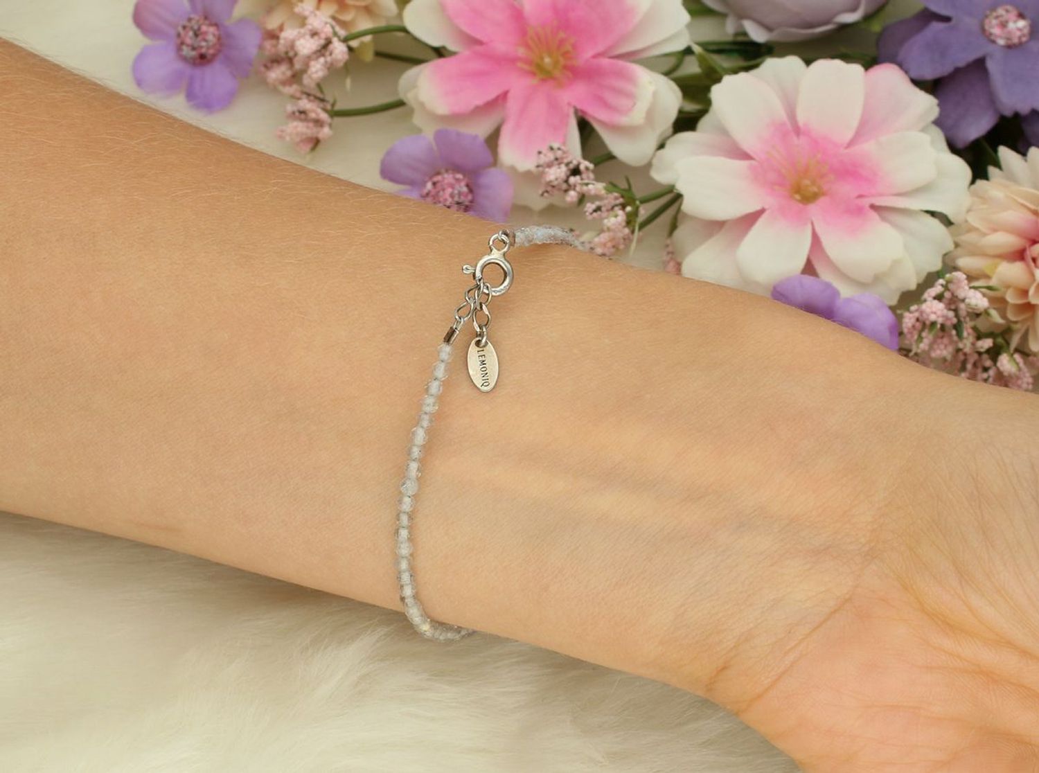 Bransoletka srebrna LEMONIQ BS3007v21 z kamieniami naturalnymi – labradorytem. Długość 17 cm, zapięcie na karabińczyk. Subtelna, kobieca i idealna do codziennych stylizacji.1.jpg