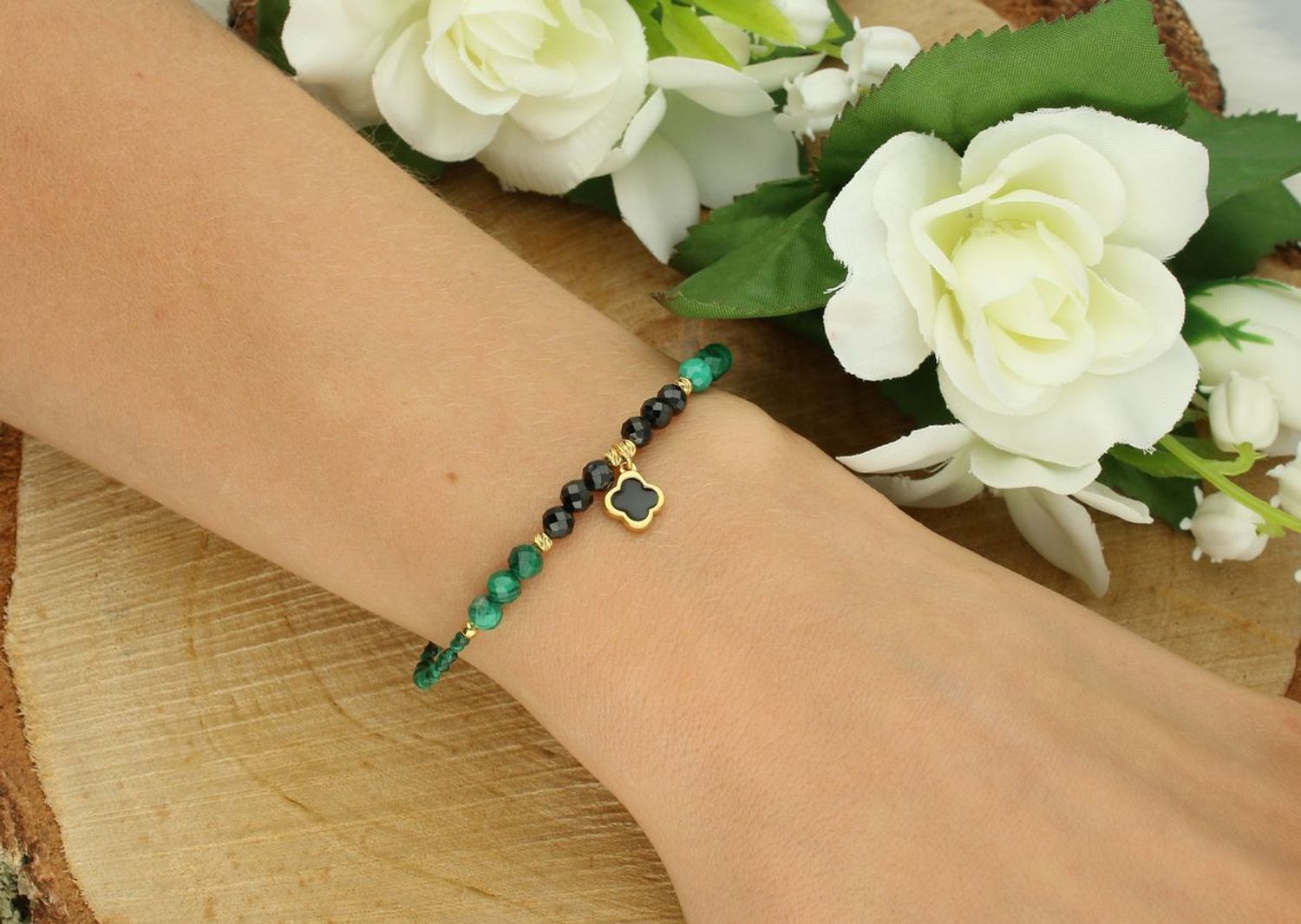 Bransoletka z naturalnych kamieni i pozłacaną koniczynką BS3044v21...jpg