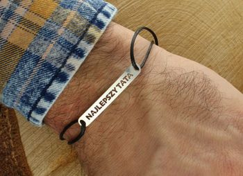 Bransoletka męska „Najlepszy Tata” ze srebra 925 na czarnym sznurku. Blaszka 4 × 0,6 cm, 1,35 g, regulowana długość. Idealny prezent dla taty na co dzień i na wyjątkowe okazje.2.jpg