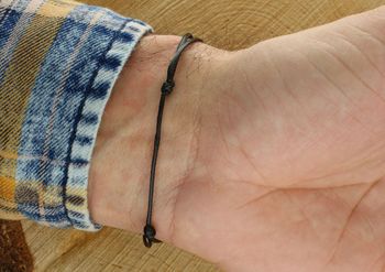 Bransoletka męska „Najlepszy Tata” ze srebra 925 na czarnym sznurku. Blaszka 4 × 0,6 cm, 1,35 g, regulowana długość. Idealny prezent dla taty na co dzień i na wyjątkowe okazje.3.jpg