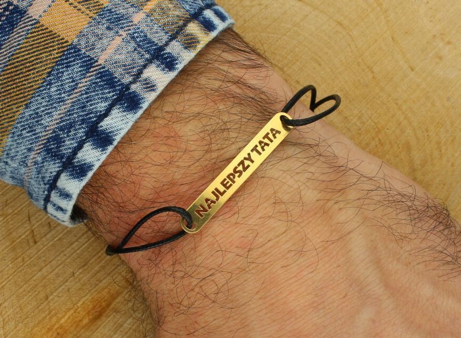 Pozłacana bransoletka „Najlepszy Tata” ze srebra 925, na czarnym sznurku. Waga 1,35 g, blaszka 4,0 × 6 mm, regulowana długość. Idealny prezent dla taty na każdą okazję.1.jpg