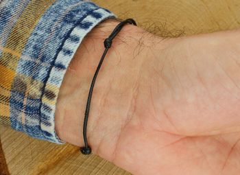 Pozłacana bransoletka „Najlepszy Tata” ze srebra 925, na czarnym sznurku. Waga 1,35 g, blaszka 4,0 × 6 mm, regulowana długość. Idealny prezent dla taty na każdą okazję4.jpg