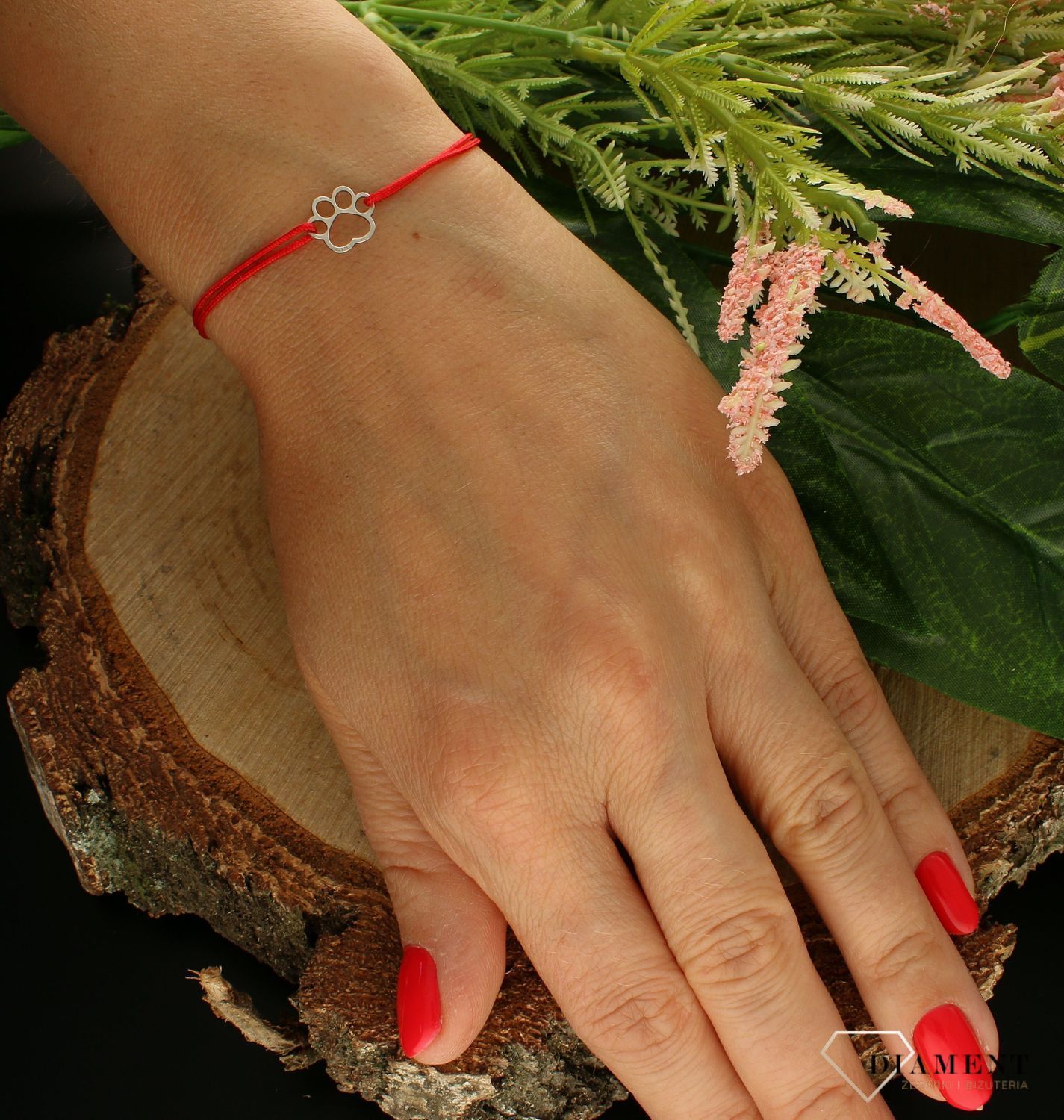 Bransoletka sznurek z łapką pieska. Dla małej księżniczki i każdej z nas. Minimalistyczna w formie bransoleta na kolorowym sznureczku, zachwyci też nastolatki, które lubią delikatne dodatki do codzienneg (2).jpg
