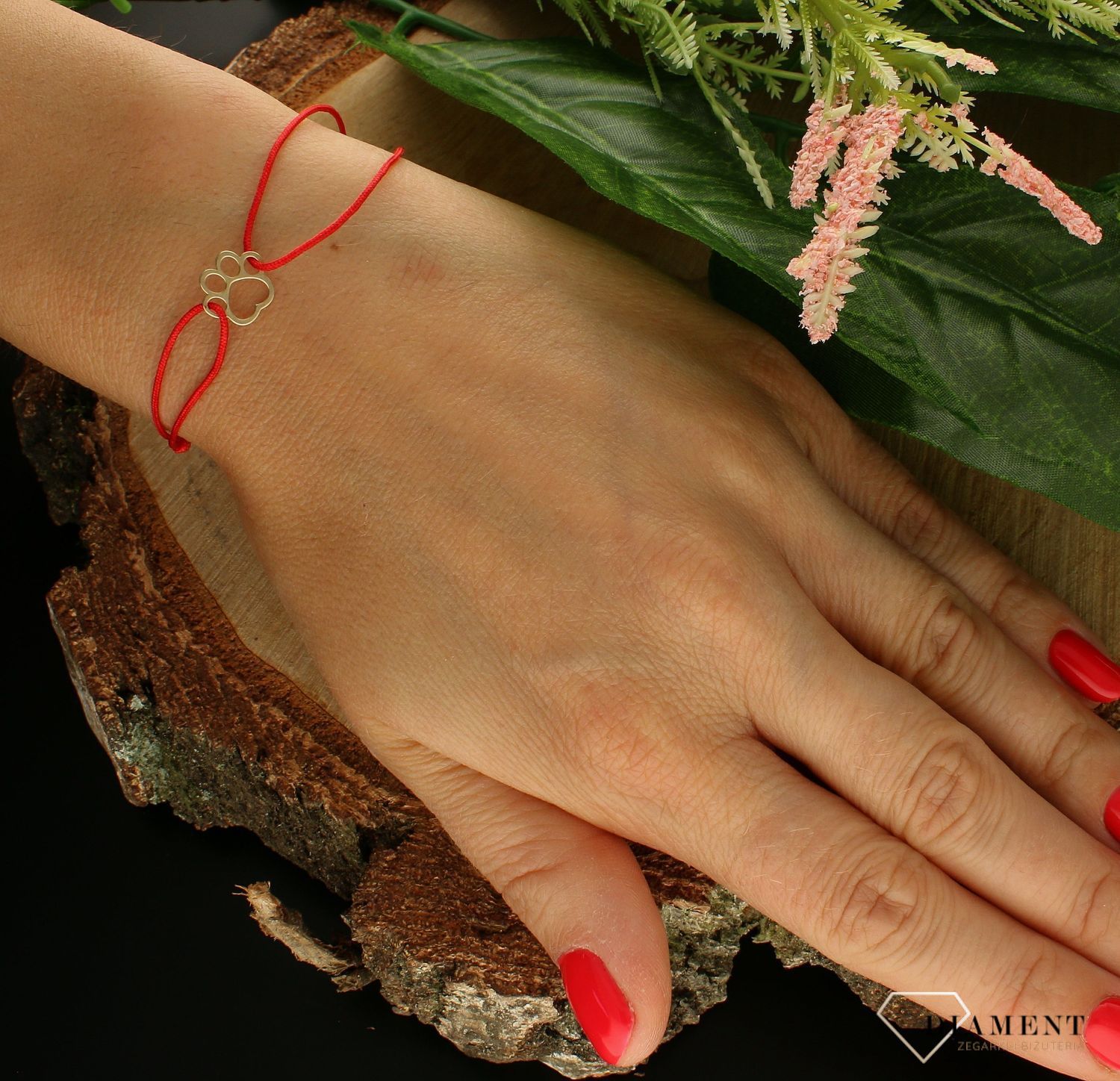 Bransoletka sznurek z łapką pieska pozłacaną. Dla małej księżniczki i każdej z nas. Minimalistyczna w formie bransoleta na kolorowym sznureczku, zachwyci też nastolatki, które lubią delikatne dodatki do codziennego look’u (1).jpg