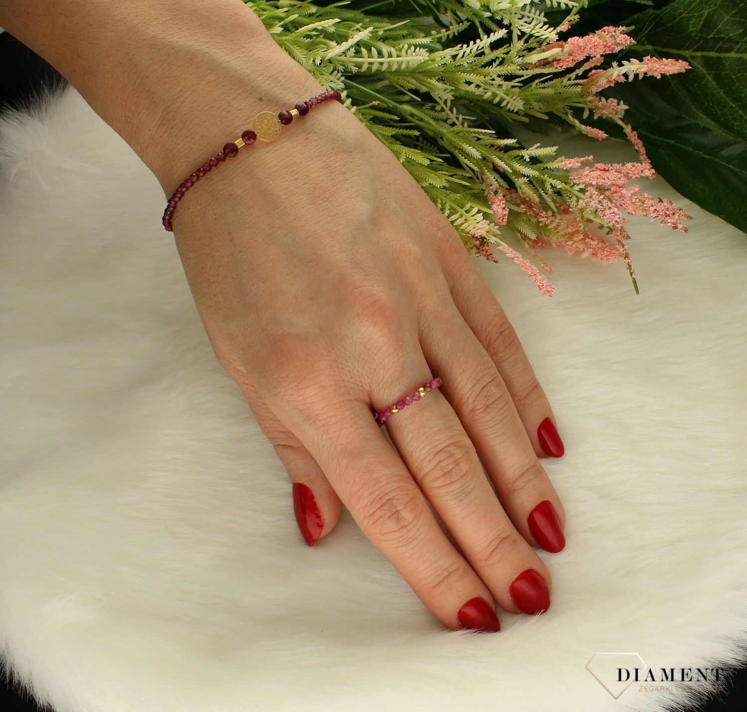 Bransoletka srebrna LEMONIQ BS3149v4.Efektowna i kobieca bransoletka składająca się z drobnych kamieni naturalnych takich jak granat. Dodatkową ozdobą jest  pozłacane, ażurowe kółko (2).jpg