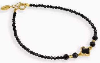 Bransoletka z naturalnego czarnego spinelu z pozłacaną koniczynką (srebro 925). Elegancka, ręcznie robiona w Polsce. Regulowana długość 17+1 cm. BS3149v49 – idealna na prezent.1.webp