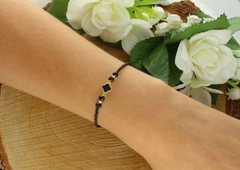Bransoletka z naturalnego czarnego spinelu z pozłacaną koniczynką (srebro 925). Elegancka, ręcznie robiona w Polsce. Regulowana długość 17+1 cm. BS3149v49 – idealna na prezent.2.jpg