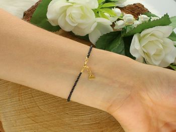 Bransoletka z naturalnego czarnego spinelu z pozłacaną koniczynką (srebro 925). Elegancka, ręcznie robiona w Polsce. Regulowana długość 17+1 cm. BS3149v49 – idealna na prezent.4.jpg