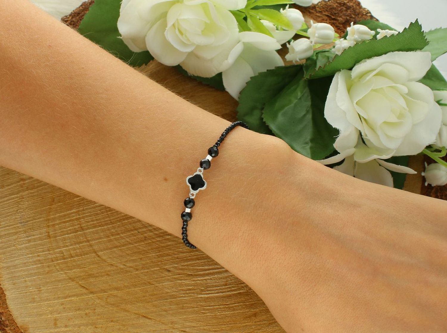 Bransoletka z naturalnego czarnego spinelu ze srebrną koniczyną – elegancka biżuteria Lemoniq...jpg