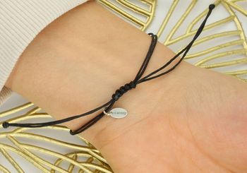 Elegancka bransoletka damska ze srebra próby 925 na czarnym sznureczku z napisem „Najlepsza Mama”. Ozdobiona naturalnymi kamieniami turmalin 1,60 g, ściągane zapięcie, regulowana długość 3.jpg