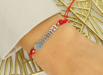 Wyjątkowa bransoletka damska ze srebra próby 925 na czerwonym sznureczku z napisem „Najlepsza Mama”. Ozdobiona naturalnym kamieniem koral 1,60 g, ściągane zapięcie, regulowana długość, idealna 2.jpg