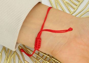 Wyjątkowa bransoletka damska ze srebra próby 925 na czerwonym sznureczku z napisem „Najlepsza Mama”. Ozdobiona naturalnym kamieniem koral 1,60 g, ściągane zapięcie, regulowana długość, idealna 3.jpg