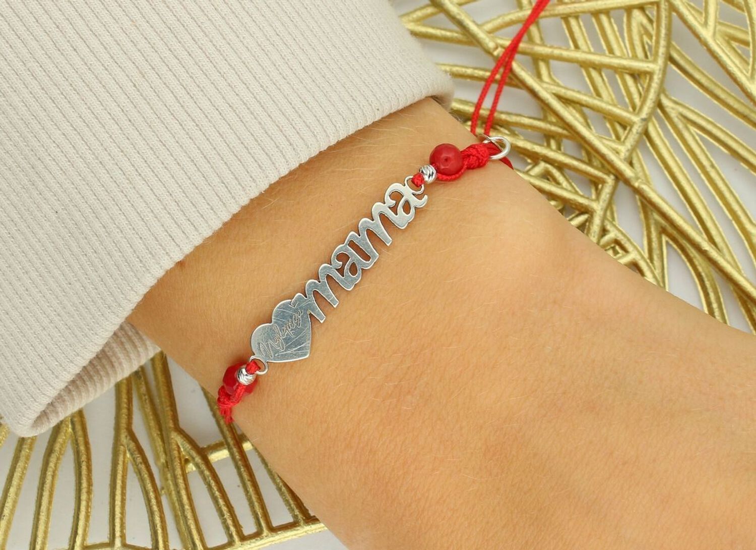 Wyjątkowa bransoletka damska ze srebra próby 925 na czerwonym sznureczku z napisem „Najlepsza Mama”. Ozdobiona naturalnym kamieniem koral 1,60 g, ściągane zapięcie, regulowana długość, idealna 1.jpg