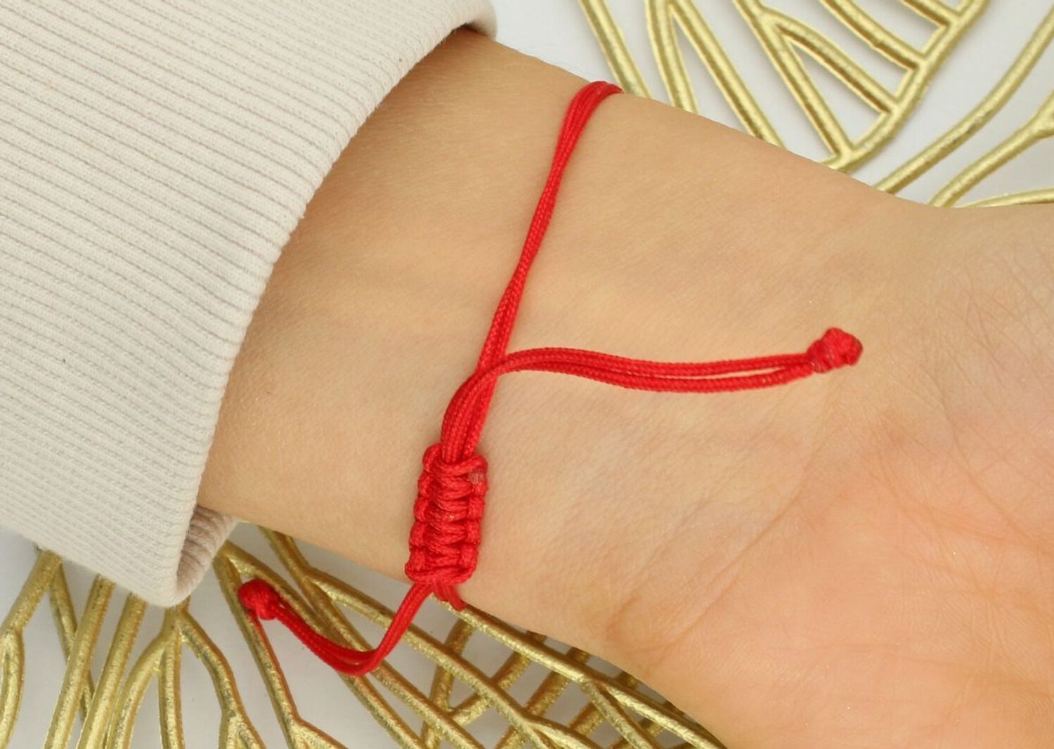 Wyjątkowa bransoletka damska ze srebra próby 925 na czerwonym sznureczku z napisem „Najlepsza Mama”. Ozdobiona naturalnym kamieniem koral 1,60 g, ściągane zapięcie, regulowana długość, idealna 1.jpg