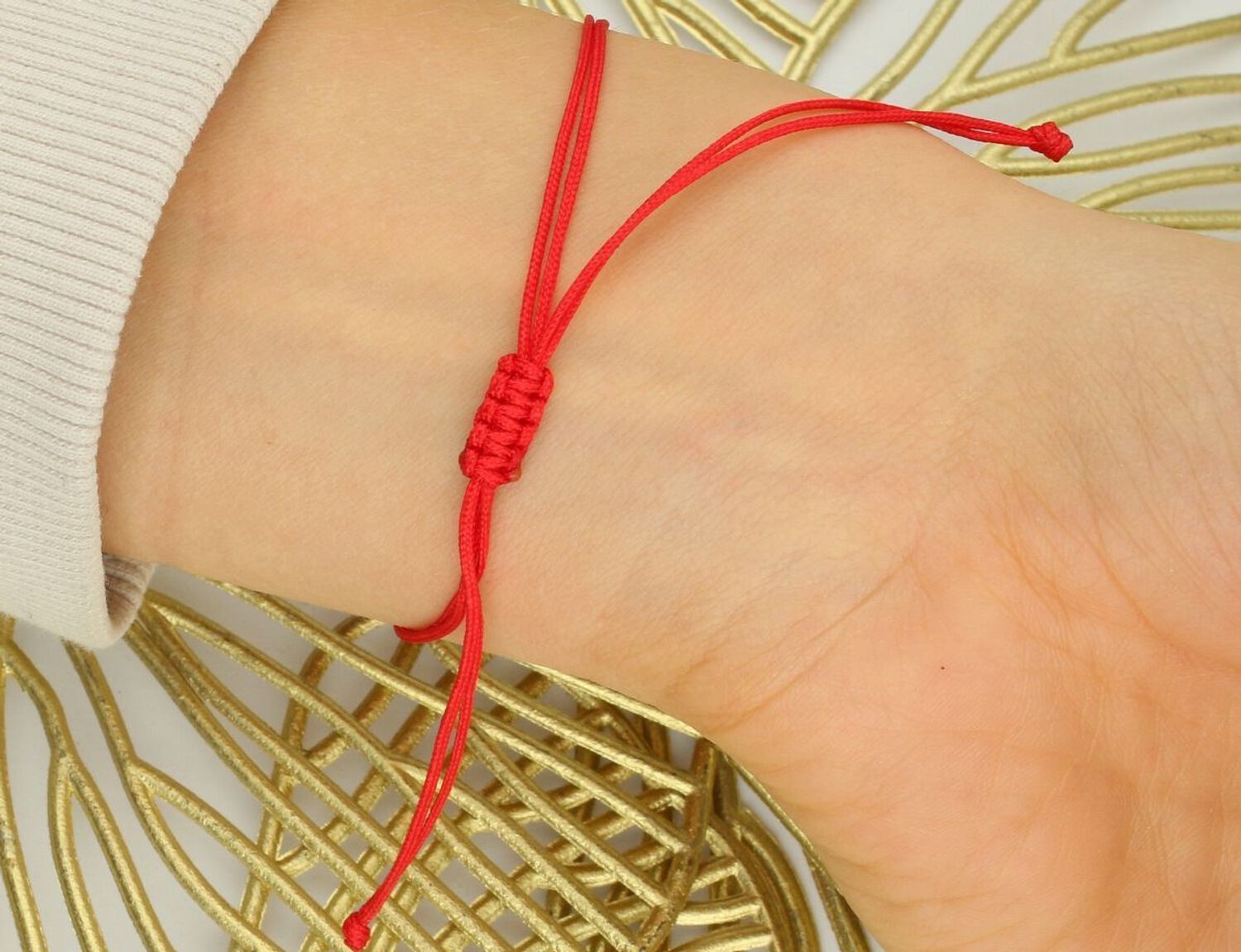 Elegancka bransoletka damska ze srebra próby 925 pozłacana, na czerwonym sznureczku z napisem „Najlepsza Mama”. Ściągane zapięcie, regulowana długość, waga 1,60 g, idealna na prezent dla mamy.1.jpg