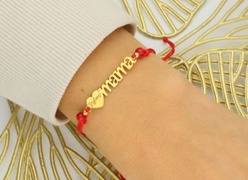 Elegancka bransoletka damska ze srebra próby 925 pozłacana, na czerwonym sznureczku z napisem „Najlepsza Mama”. Ściągane zapięcie, regulowana długość, waga 1,60 g, idealna na prezent dla mamy.2.jpg