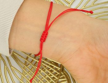 Elegancka bransoletka damska ze srebra próby 925 pozłacana, na czerwonym sznureczku z napisem „Najlepsza Mama”. Ściągane zapięcie, regulowana długość, waga 1,60 g, idealna na prezent dla mamy.3.jpg