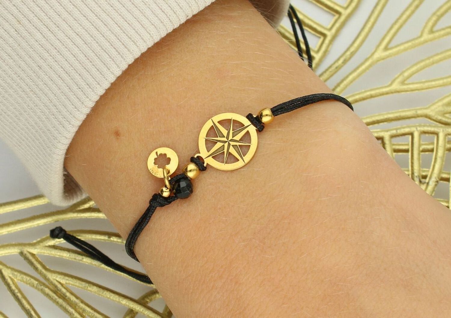 Elegancka bransoletka damska ze srebra próby 925 pozłacana na czarnym sznureczku, zdobiona pozłacaną różą wiatrów i naturalnym kamieniem turmalin 1,00 g. Ściągane zapięcie, regulowana długość, 1.jpg