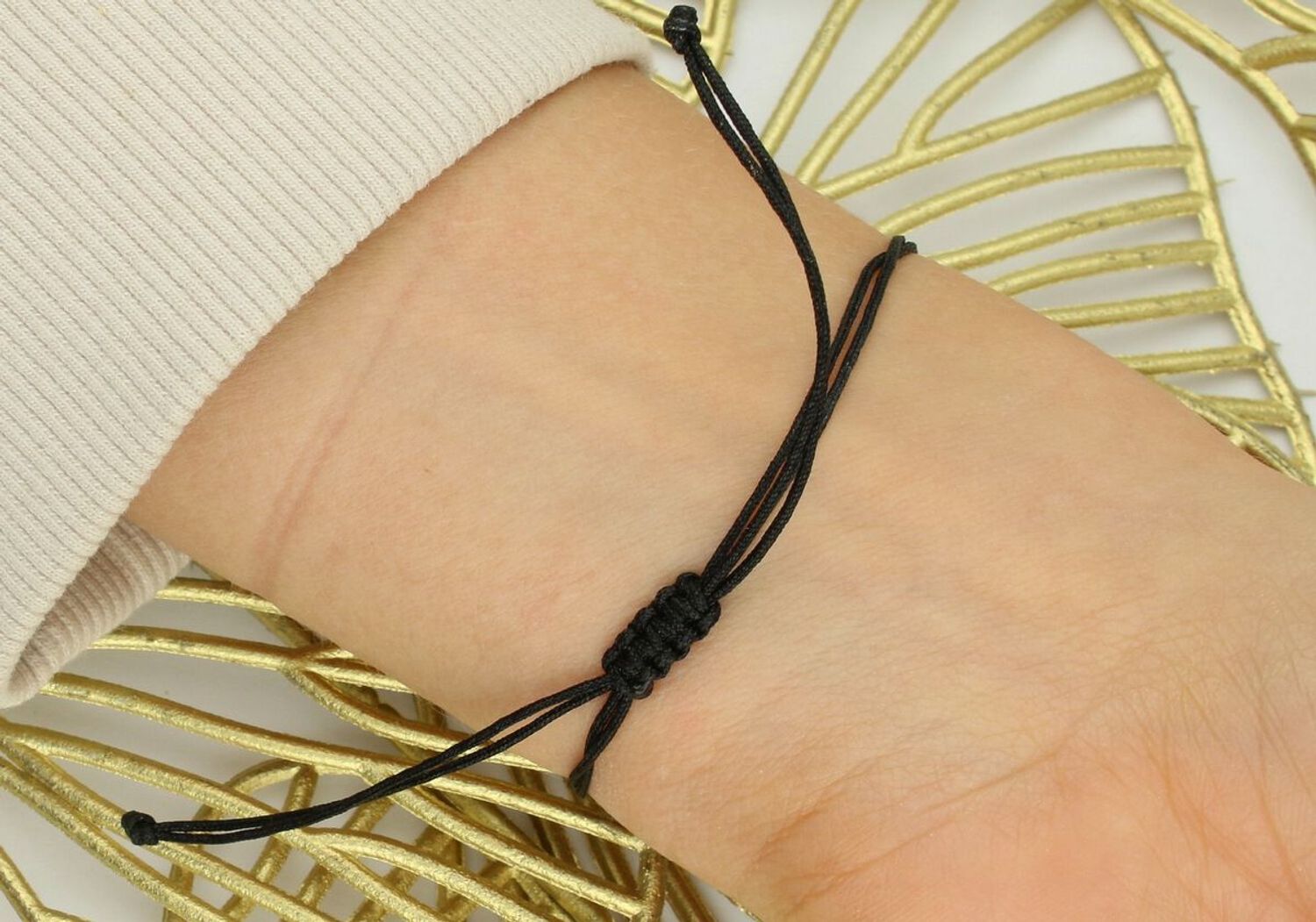 Elegancka bransoletka damska ze srebra próby 925 pozłacana na czarnym sznureczku, zdobiona pozłacaną różą wiatrów i naturalnym kamieniem turmalin 1,00 g. Ściągane zapięcie, regulowana długość, 1.jpg