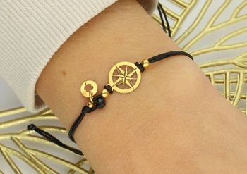 Elegancka bransoletka damska ze srebra próby 925 pozłacana na czarnym sznureczku, zdobiona pozłacaną różą wiatrów i naturalnym kamieniem turmalin 1,00 g. Ściągane zapięcie, regulowana długość, 2.jpg