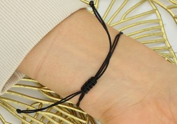 Elegancka bransoletka damska ze srebra próby 925 pozłacana na czarnym sznureczku, zdobiona pozłacaną różą wiatrów i naturalnym kamieniem turmalin 1,00 g. Ściągane zapięcie, regulowana długość, 3.jpg