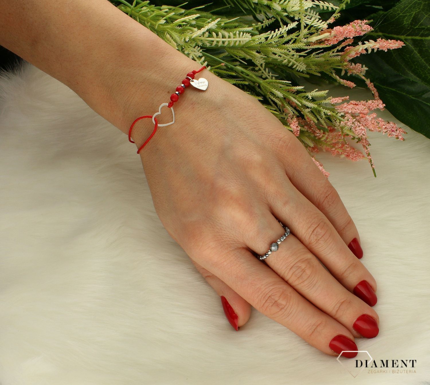 Bransoletka srebrna na czerwonym sznurku 'Najlepsza mama' z koralem BS3172v120. To idealny prezent dla mamy. Bransoletka będzie dobrze leżała na każdym kobiecym nadgarstku, rozmiar jest dowolnie regulowany za pomocą sznurka.  (1).jpg