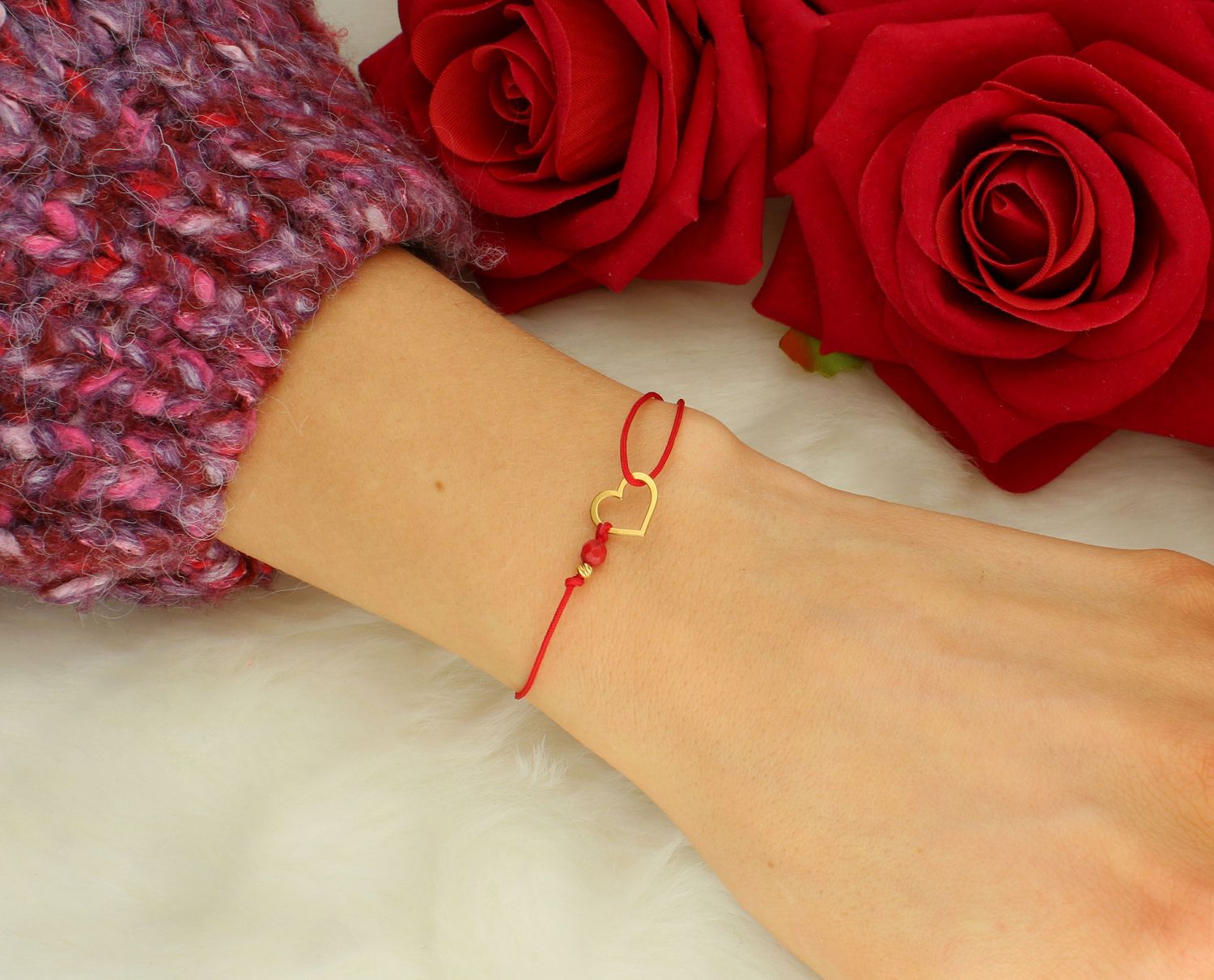 Bransoletka damska na sznureczku serce pr 925, BS3172v300 Bransoletka serce z kuleczkami grawerowanymi pozłacana. Bransoletka wykonana ze sznureczka w czerwonym kolorze i kuleczkami wykonanymi ze srebra próby 925.1.jpg
